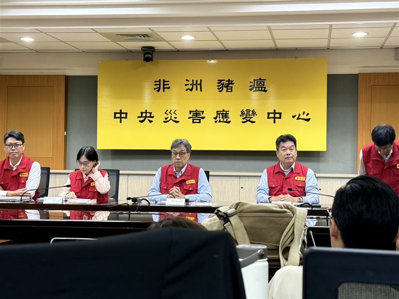 指揮官農業部陳駿季部長宣佈，中午12點解禁運輸，11月7日凌晨0時解禁批發屠宰。（圖／記者李育道攝影）