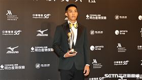 中職36年頒獎典禮，台綱雄鷹後援投手林詩翔拿下救援王。（圖／記者劉彥池攝影）