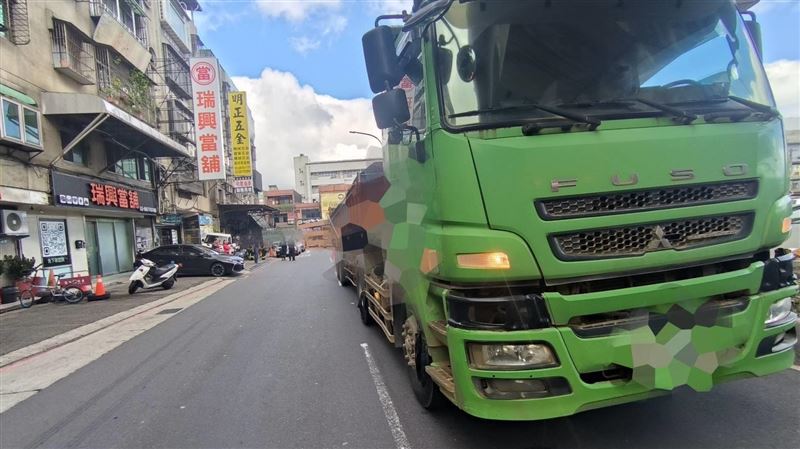 新北鶯歌發生死亡車禍，行人遭曳引車輾壓拖行身亡。（圖／翻攝畫面）