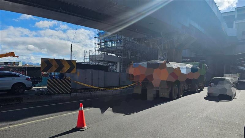 新北鶯歌發生死亡車禍，行人遭曳引車輾壓拖行身亡。（圖／翻攝畫面）