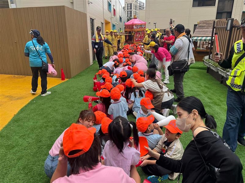 白沙屯媽在進香途中，常會繞入學校、停轎讓孩子「躦轎底」，象徵祝福孩童平安健康。（圖／楊天興臉書）