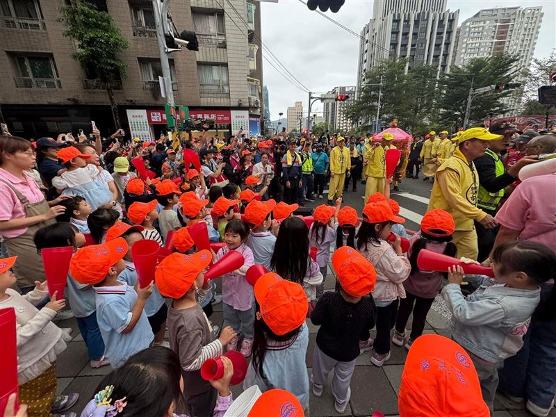 白沙屯媽在進香途中，常會繞入學校、停轎讓孩子「躦轎底」，象徵祝福孩童平安健康。（圖／楊天興臉書）