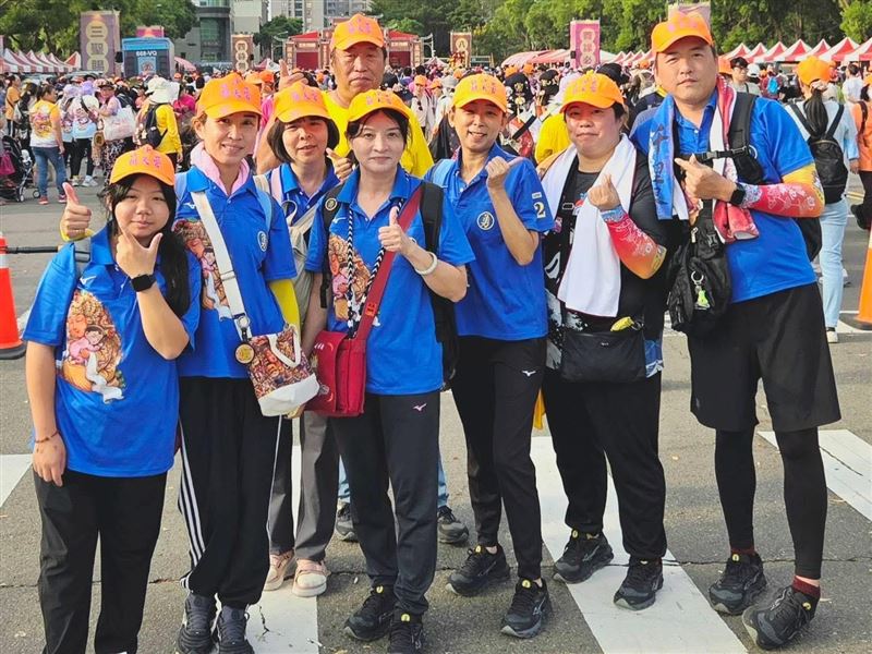 白沙屯志工團發起新生兒平安紗布衣和孩童橘帽結緣活動。（圖／白沙屯拱天宮志工團）