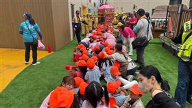 白沙屯媽最愛小孩！北上讚境沿途贈「紗布衣、小橘帽」與孩童結緣（業配勿用）