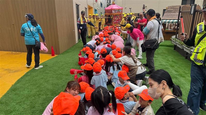 最愛小孩!「紗布衣、小橘帽」與孩童結緣