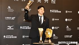 中職36年頒獎典禮，台鋼雄鷹內野手吳念庭獲得打擊王、最佳10人和金手套。（圖／記者劉彥池攝影）