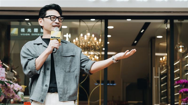 慶祝Nikon鏡片視光體驗中心成立8週年，品牌代言人阿KEN現身「高雄麗睛眼鏡-陽明店」