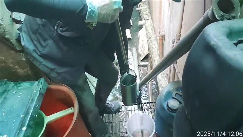 環保局採樣後，確認污染鳳山溪的元兇就是上游的電廠場。（圖／環保局提供）