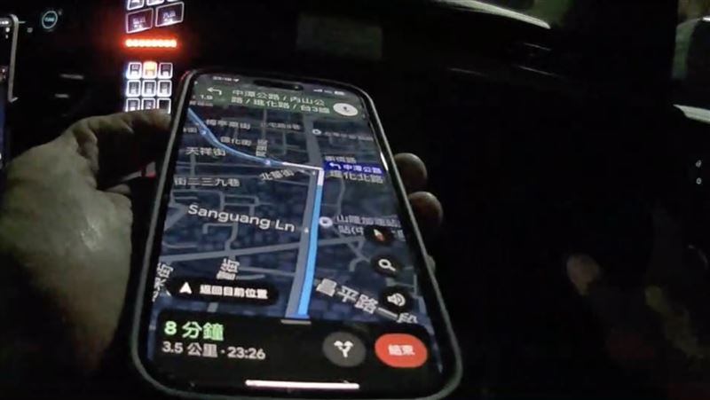 員警得知孕婦腹痛後，立刻鳴笛、閃燈開道護送到醫院。（圖／翻攝畫面）