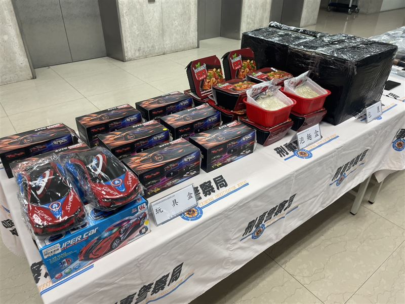 運毒集團將毒品藏放於國際郵包，並吸收越南籍逃逸移工領取毒品包裹，以不直接面交之「埋包」方式交付毒品予實際貨主。（圖／桃園電子報提供）