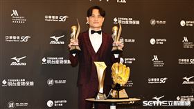 中職36年頒獎典禮，味全龍內野手李凱威獲得安打王、盜壘王、最佳10人和金手套。（圖／記者劉彥池攝影）