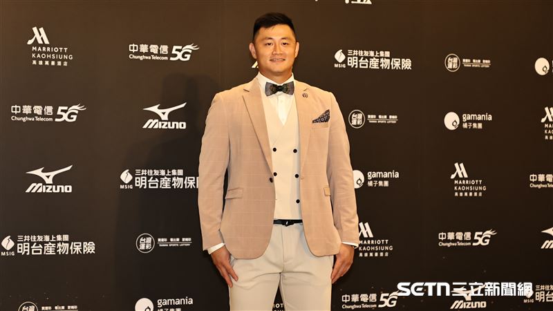 中職36年頒獎典禮，味全龍捕手蔣少宏穿粉色西裝出席。（圖／記者劉彥池攝影）