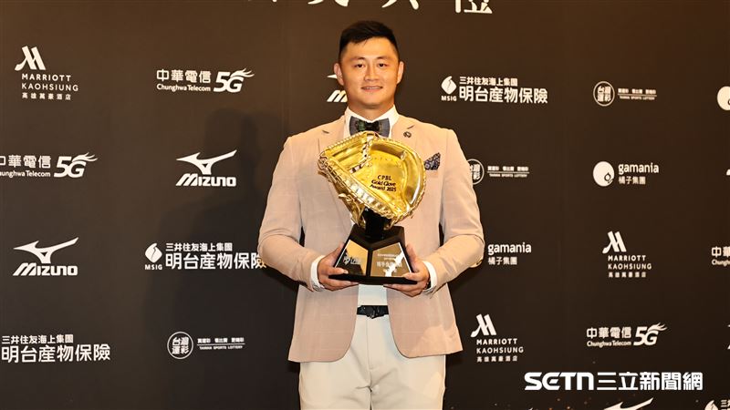 中職36年頒獎典禮，味全龍捕手蔣少宏獲得捕手金手套。（圖／記者劉彥池攝影）
