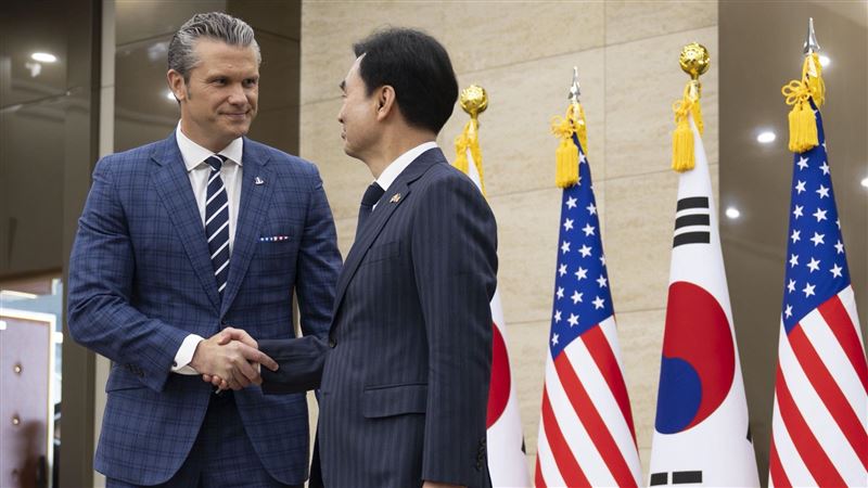 美國國防部長赫格塞斯4日在首爾，與南韓國防部長安圭伯進行會談。（圖／翻攝自X平台 @PeteHegseth）