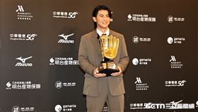 中職36年頒獎典禮，統一獅外野手陳傑憲獲得外野金手套。（圖／記者劉彥池攝影）