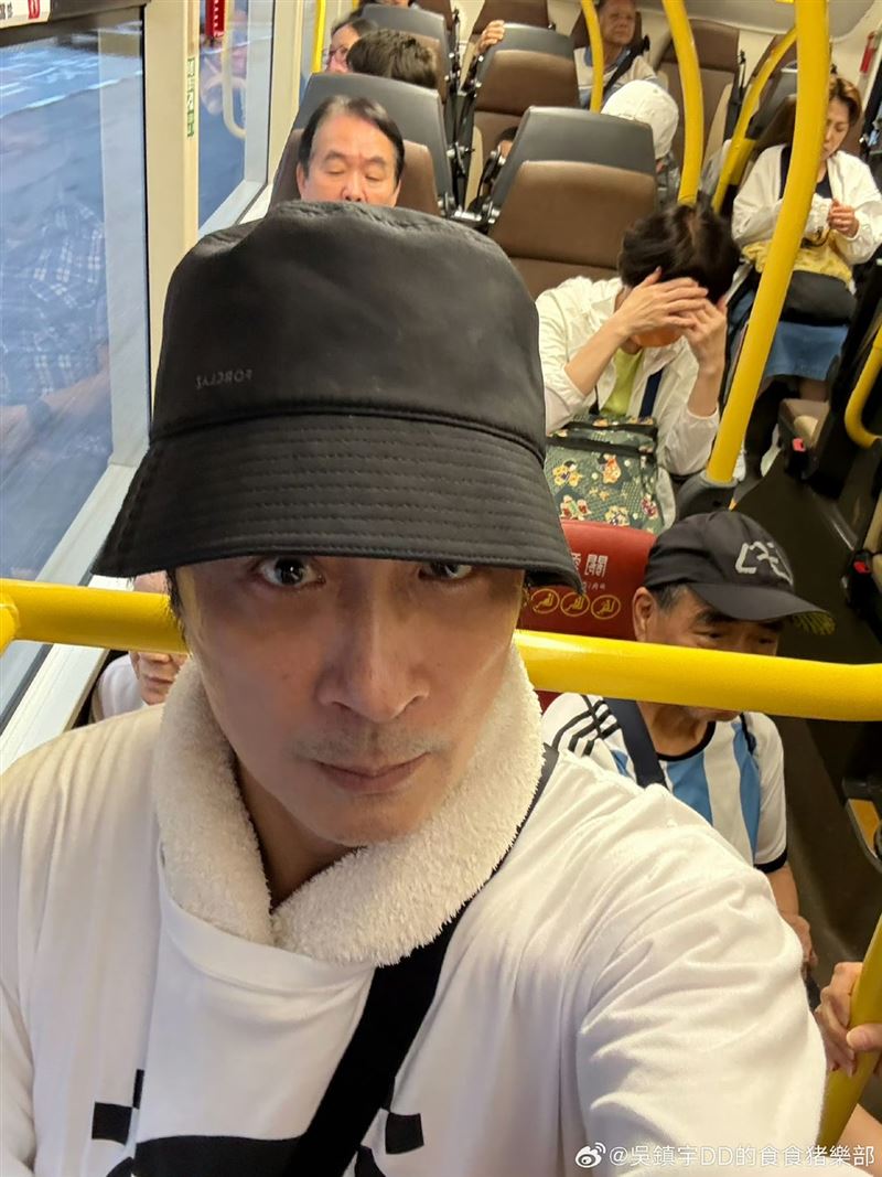 今年63歲的吳鎮宇被公車司機誤以為冒用他人身份，享用香港當地僅限60歲居民使用的優惠票價，差點被趕下車。（圖／翻攝自吳鎮宇微博）