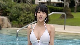 警搗破德州撲克賭場　驚見爆乳女網紅聚賭