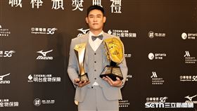 中職36年頒獎典禮，中信兄弟內野手許基宏獲得最佳10人、金手套。（圖／記者劉彥池攝影）