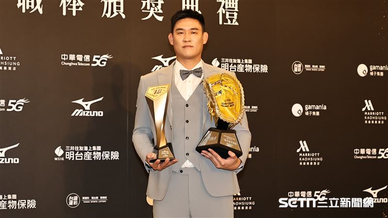 中信兄弟內野手許基宏獲得最佳10人、金手套。（圖／記者劉彥池攝影）