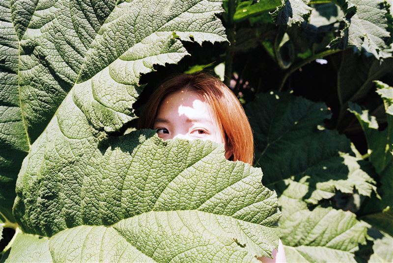 洪珮瑜《開 Still Moving》專輯視覺前往波蘭拍攝。（圖／何樂音樂提供）