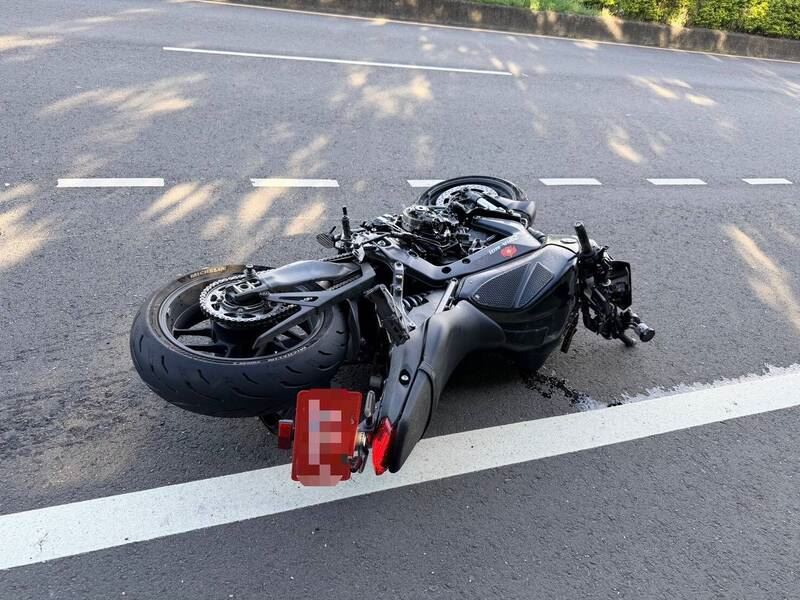 22歲石男騎乘紅牌重型機車疑似闖紅燈撞上賓士車。（圖／翻攝畫面）