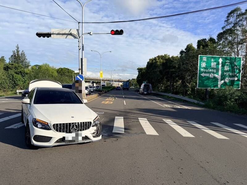 石男疑似闖紅燈撞上賓士車，連人帶車瞬間噴飛。（圖／翻攝畫面）
