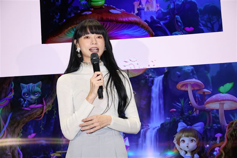 郭源元幫助86歲發燒老奶奶返家。（圖／記者鄭孟晃攝影）