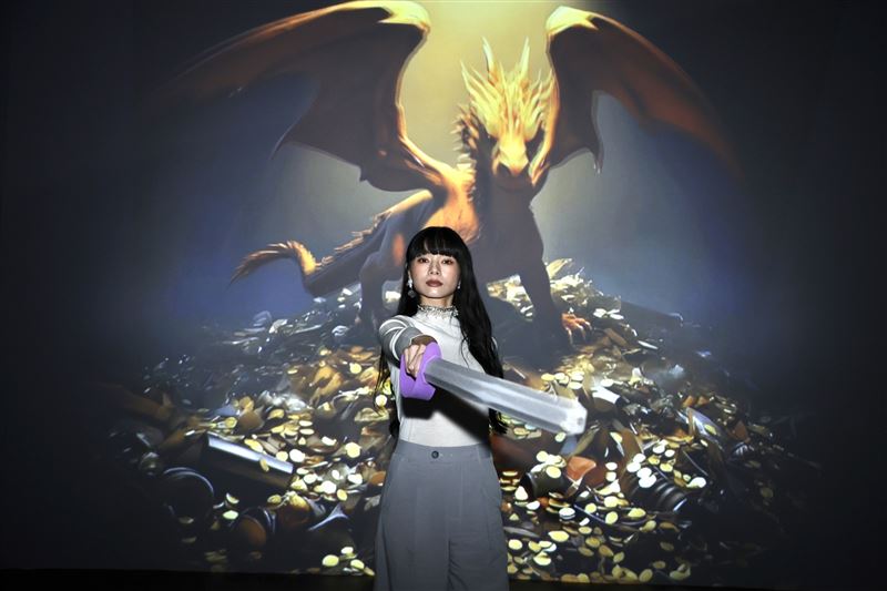 郭源元開心表示從小最喜歡的童話人物就是愛麗絲。（圖／記者鄭孟晃攝影）