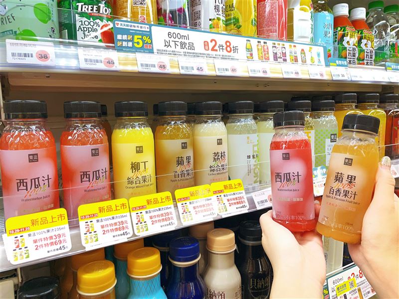 萊爾富即日起至11月25日止「樂法100%純果汁」享有單瓶39元、任選2瓶69元的上市優惠。（圖／品牌業者提供）