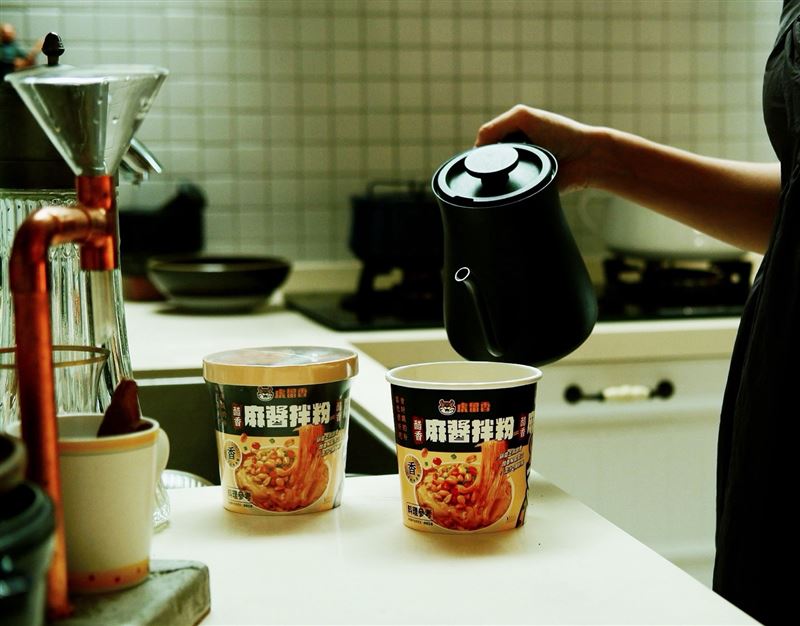 虎留香「醋香麻醬拌粉」採沖泡即食設計，只要五分鐘即可上桌。（圖／品牌業者提供）