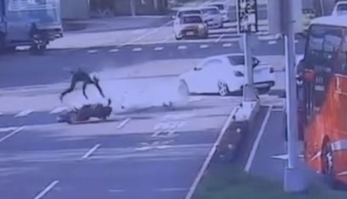 石男連人帶車瞬間噴飛，造成腦震盪、背部及四肢擦挫傷，重傷送醫。（圖／翻攝畫面）