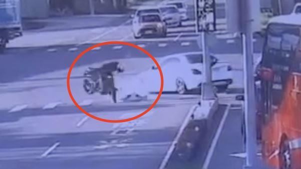 紅牌重機高速闖紅燈撞賓士車!22歲男重傷