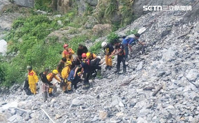 一名林姓工人駕駛推土機執行公路落石清除作業途中，疑因不慎擦撞山壁失控，整輛推土機連同駕駛一併墜入百公尺深的溪谷。(圖/翻攝畫面)