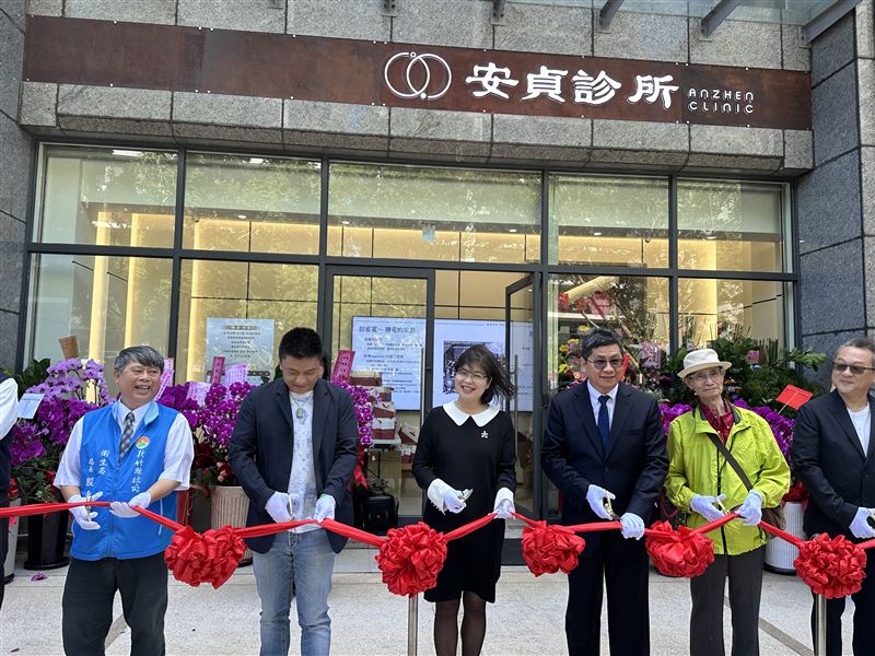 翁啟峰離開中醫大新竹附醫後開診所，在竹北地區服務鄉親。（圖／記者羅欣怡攝影）