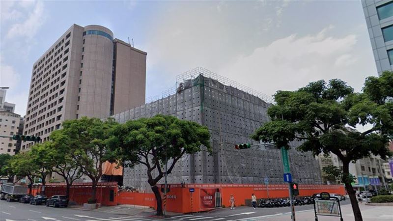 西華飯店改建的豪宅建案「西華璞園」21樓成交單價達每坪224.7萬元，總價2.4億元，成為台北飯店改建豪宅代表之一。（圖／翻攝Google Maps）