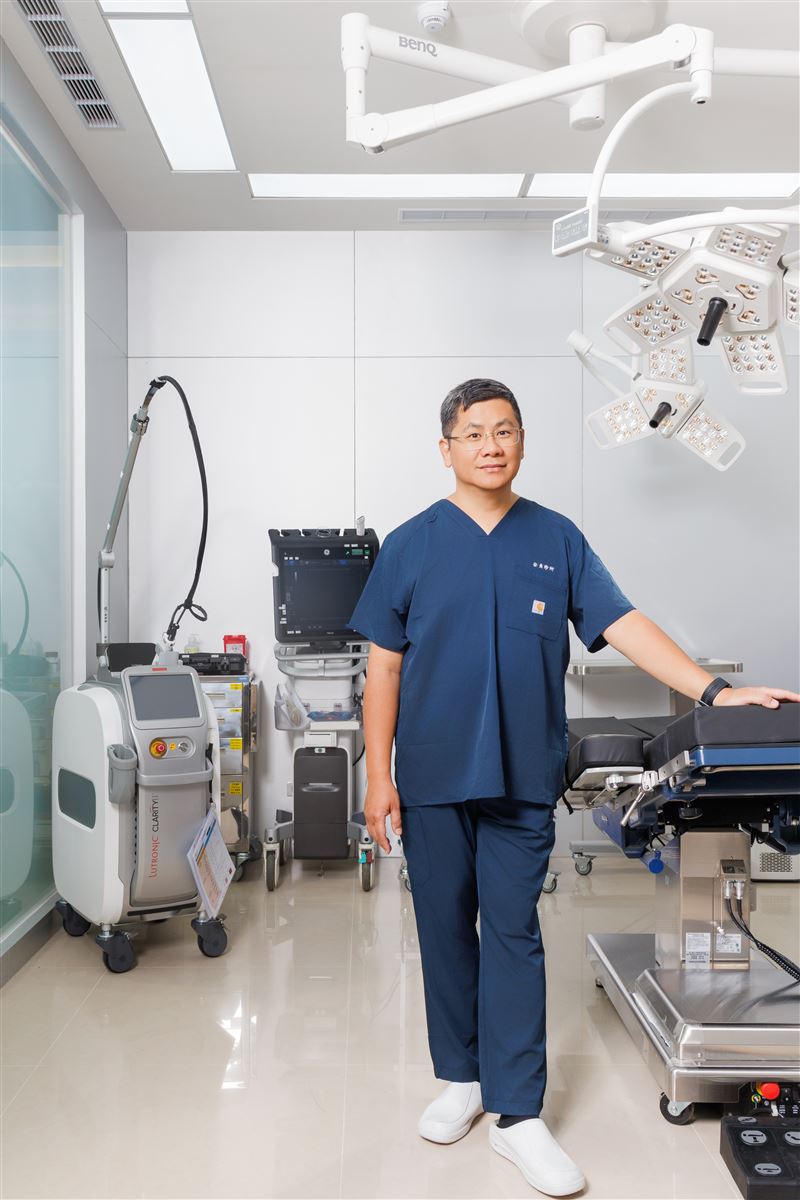 翁啟峰醫師不但替婦人治療，也邀企業伸援手。（圖／安貞診所提供）
