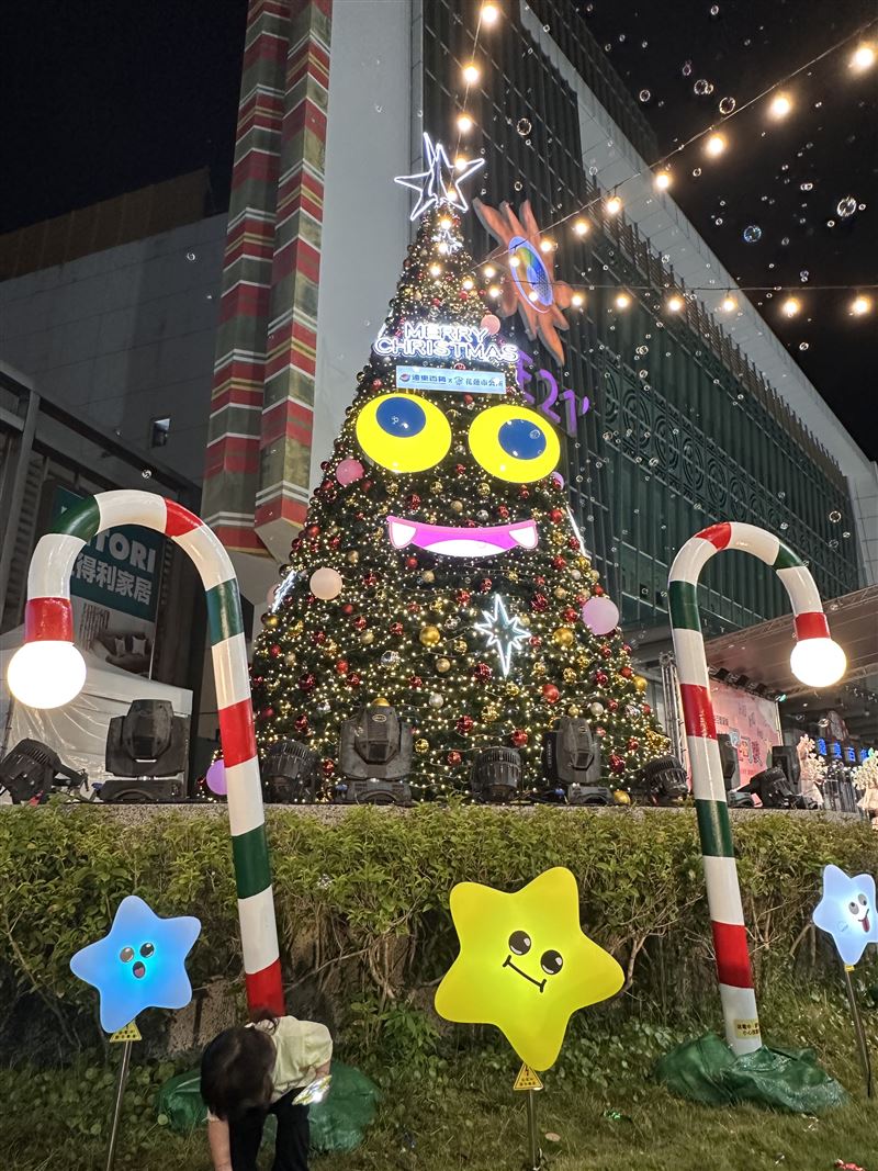 超萌大眼樹怪現身花蓮遠百　聖誕城點燈啟動「繁星圓夢」