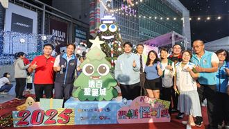 超萌大眼樹怪現身花蓮　聖誕城點燈啟動