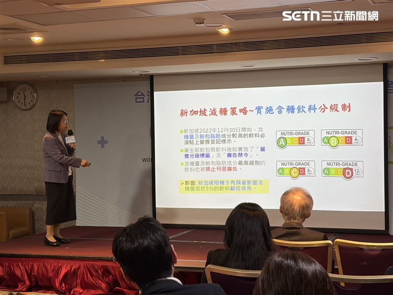 歐陽鍾美說，減糖已經是全球共識行動。呼籲政府極借鏡英國、新加坡等國經驗，如新加坡實施含糖飲料分級制，台灣應要有政策建立統一警示標示制度。（圖／記者簡浩正攝影）