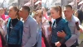 墨西哥女總統「當街遭強吻襲胸」　（圖／翻攝自X平台@GildoGarzaMx）