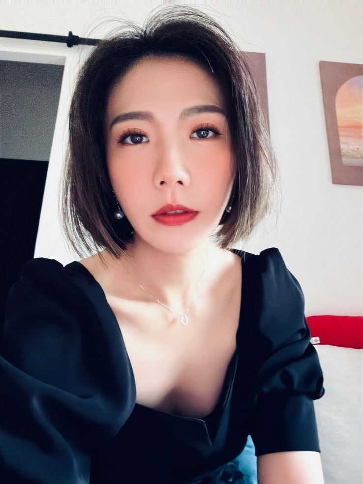 大牙曬出自拍，自嘲自己是41歲的離婚老少女。（圖／翻攝自臉書）