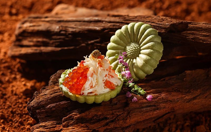 顧客年底前到阪前享用套餐、完成指定條件款待松葉蟹海鮮珠寶盒。（圖／品牌業者提供）