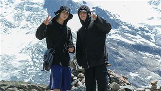 智旻與柾國。（圖／Disney+提供）