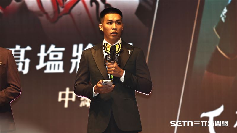 中職36年頒獎典禮，台鋼雄鷹投手林詩翔拿下救援王又奪新人王。（圖／記者劉彥池攝影）