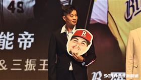 中職36年頒獎典禮，樂天桃猿投手黃子鵬代表威能帝領獎。（圖／記者劉彥池攝影）