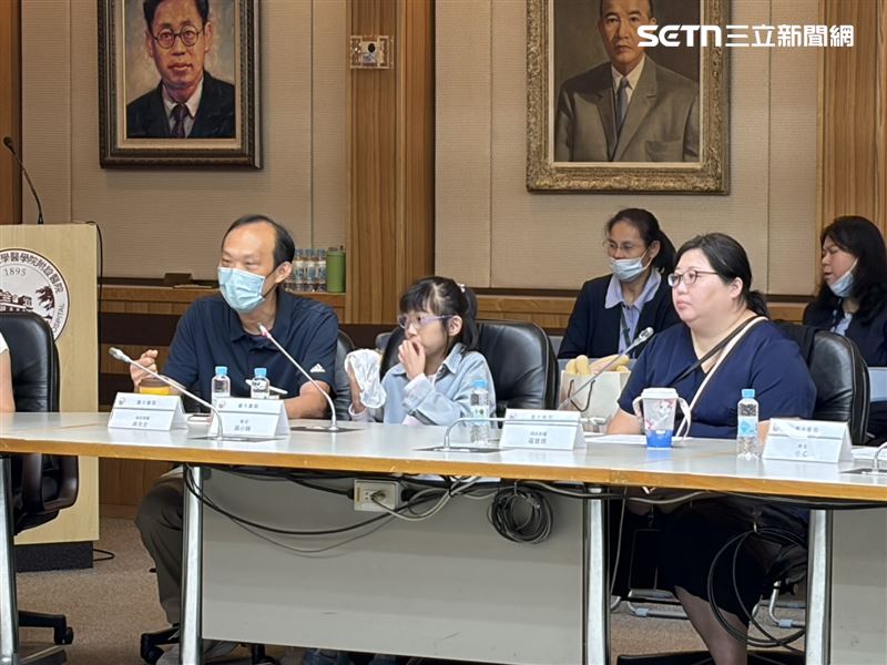 吳小妹出生即確診先天性心臟病法洛氏四重症，一歲前開刀兩次。吳爸爸（左）感性說道「醫師沒放棄，當爸媽的更不會放棄。」（圖／記者簡浩正攝影）