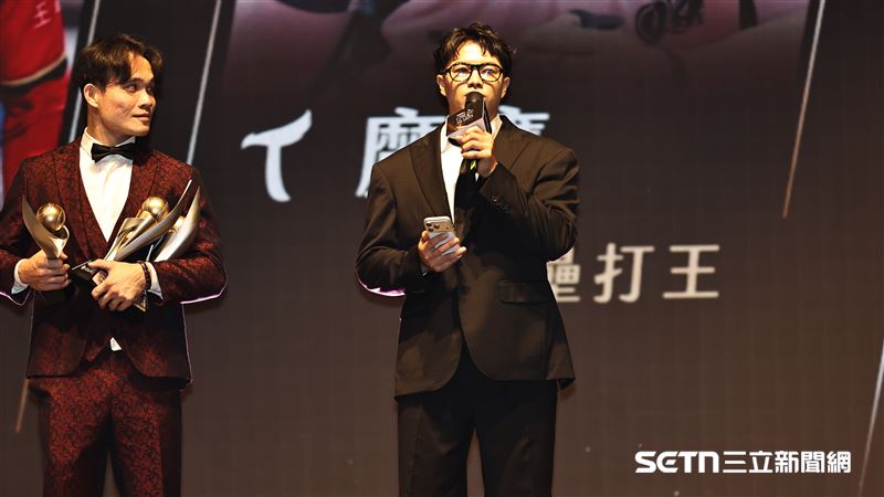 中職36年頒獎典禮，台鋼雄鷹內野手吳念庭拿下打擊王，致詞時請李凱威幫忙拿獎座。（圖／記者劉彥池攝影）