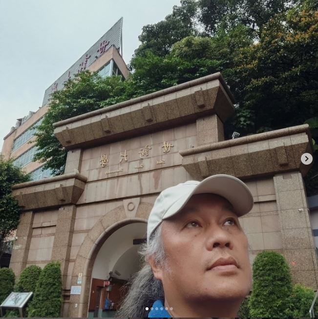 林世偉表示透過藝術創作、畫作裡面的動人故事，和課堂上的學生分享，每一位學生都專心聆聽。（圖／翻攝自林世偉IG）