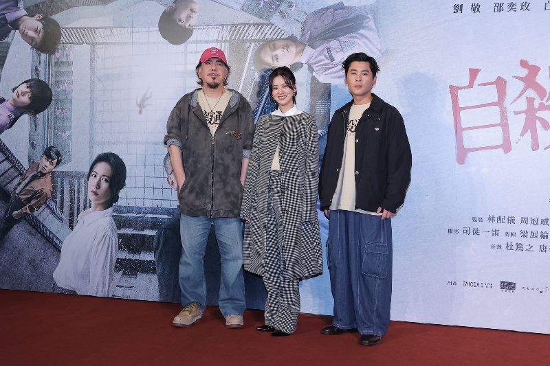 演員黃秋生(左起)和林予晞、黃迪揚5日出席電影「自殺通告」首映會,黃秋生透露和黃明志有訊息間的往來,不過兩人的訊息都有一搭沒一搭;目前正在策劃一部電影,自己是導演也會演出一個角色,但目前還在看劇本