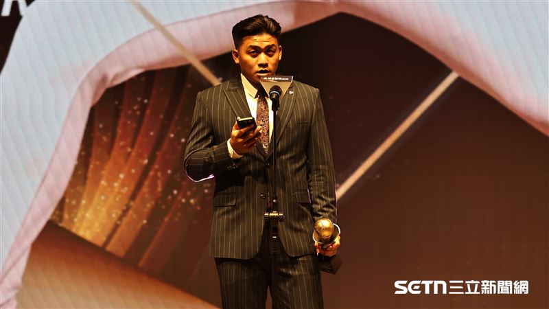 中職36年頒獎典禮，富邦悍將投手李吳永勤獲得最佳進步獎。（圖／記者劉彥池攝影）